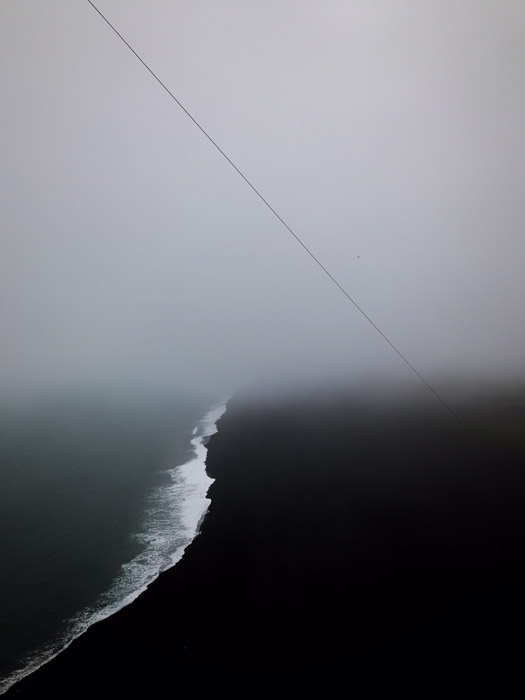 Image sombre atmosphérique du littoral juxtaposée par un ciel couvert