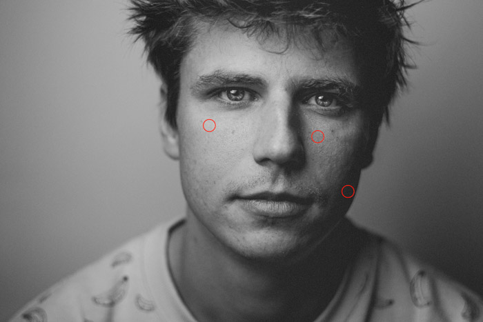  sort / hvid portrætfotografering af en mand ved hjælp af en lysmåler til perfekt tone.