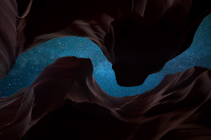 Foto impressionante de astrofotografia de um céu estrelado emoldurado por penhascos