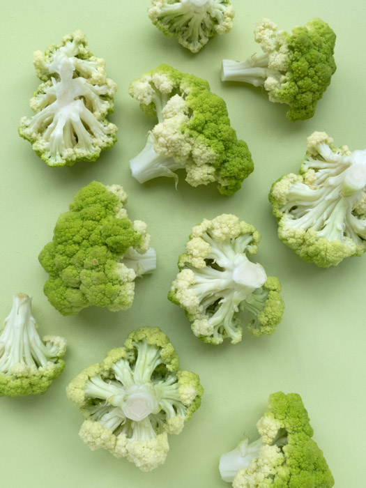 Foto interessante de brócolis verde-claro em fundo verde-claro