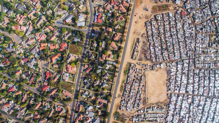 Foto aérea de edifícios e estradas demonstrando o equilíbrio de peso conceitual 