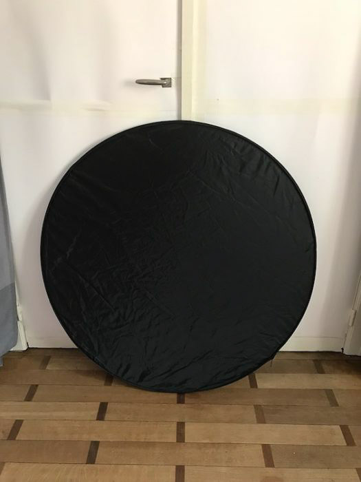 Um refletor circular 5 em 1 de 1 metro 