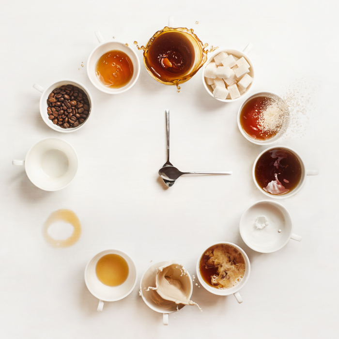 Idées de photographie de nature morte composition d'horloge faite de tasses de café