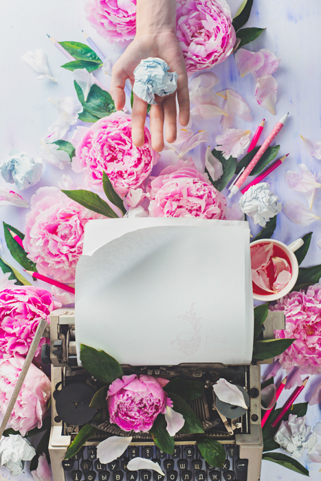 Le lieu de travail d'un écrivain avec une machine à écrire, du papier à lettres, du papier froissé une nature morte idées de photographie's workplace with typewriter, stationary, crumpled paper a still life photography ideas