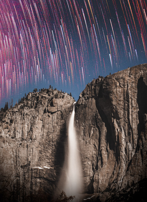 Impressionante fotografia de lapso de tempo de trilhas de luz rosa em uma cachoeira enevoada