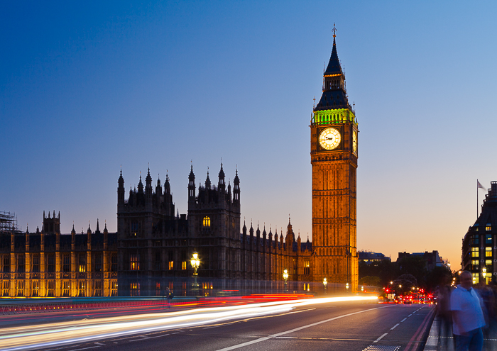 Paisagem noturna atmosférica de longa exposição do Big Benm de Londres tirada da Ponte de Westminster