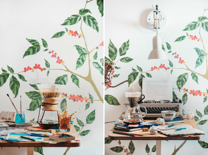  Diptyque de nature morte lumineuse et aérée d'équipement de café sur un bureau en bois avec d'autres accessoires 