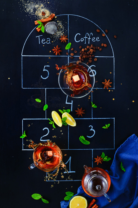  Una foto creativa de café sobre la rayuela del juego creada con tazas de café, palitos de canela y cucharas