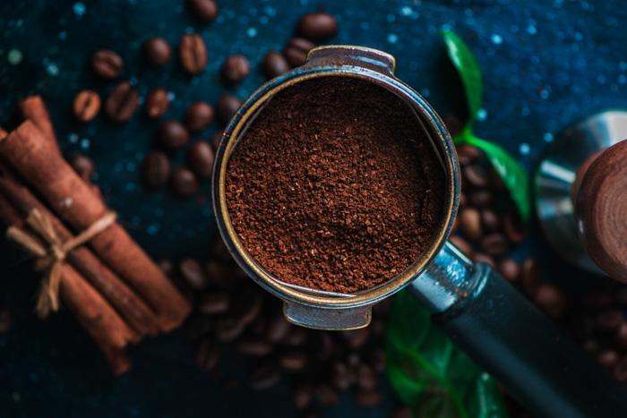 Overhead Stillleben von Kaffeebrühgeräten auf dunklem Hintergrund