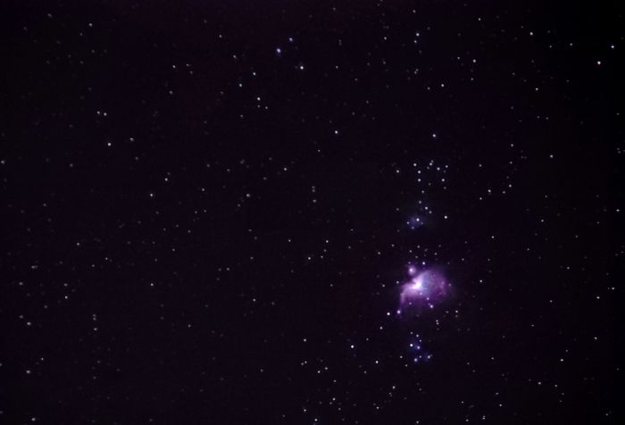 Uma fotografia do céu noturno M42 em um tripé fixo.  Olympus OM-D EM-10, 150 mm, f / 4, 3,2 segundos, pilha de 50 imagens.