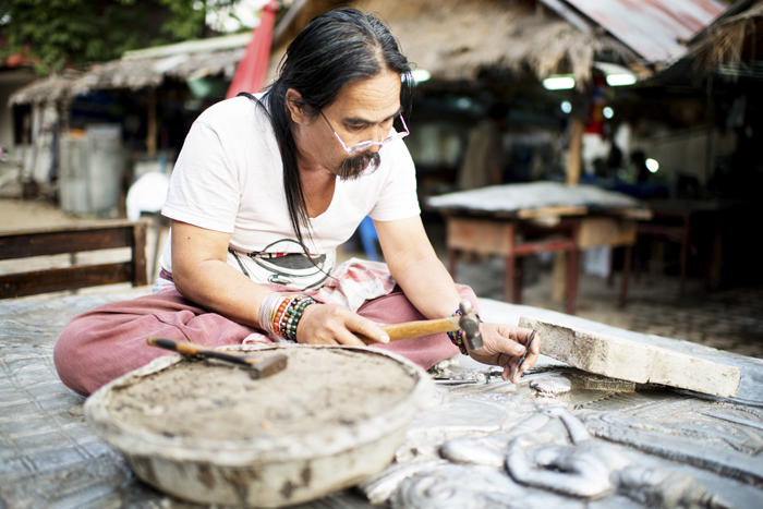 en tempelkunstner på arbejde i Thailand