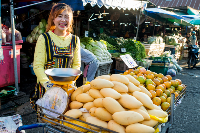  Portrait environnemental d'un vendeur de mangues du marché en Thaïlande 