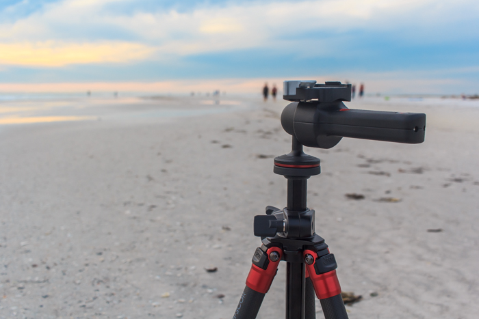 Un treppiede posizionato su una spiaggia per la fotografia naturalistica del paesaggio