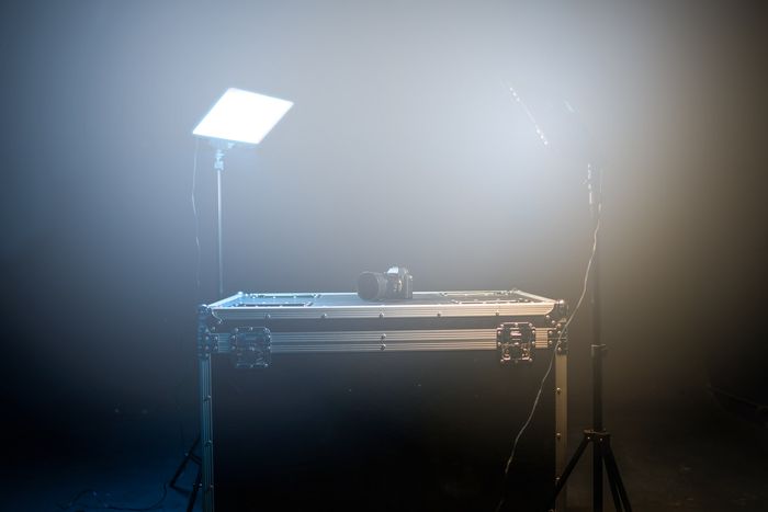 Photo d'un studio minimal avec une table et un éclairage