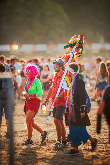 Foto de asistentes al festival vestidos de colores con buen fondo bokeh