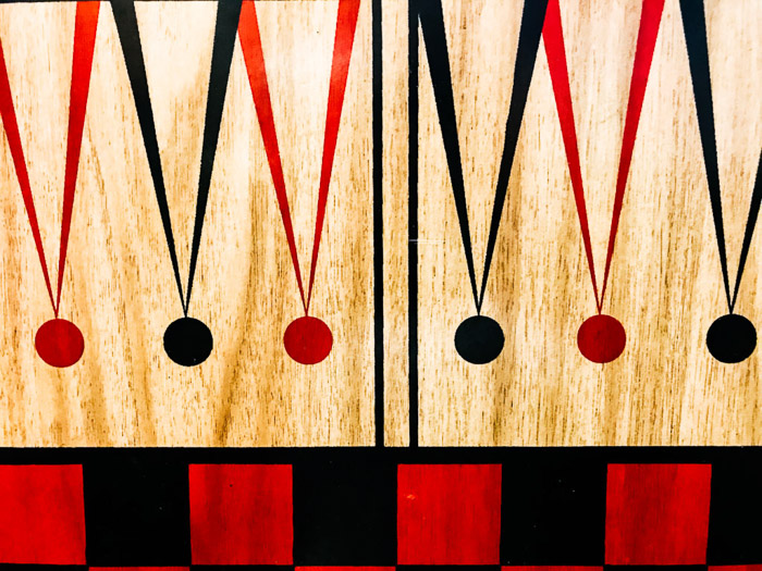 Imagem aproximada de um jogo de tabuleiro de madeira tirado com um smartphone