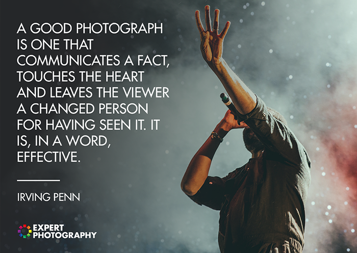 Uma fotografia atmosférica de concerto ao vivo sobreposta com uma citação de Irving Penn