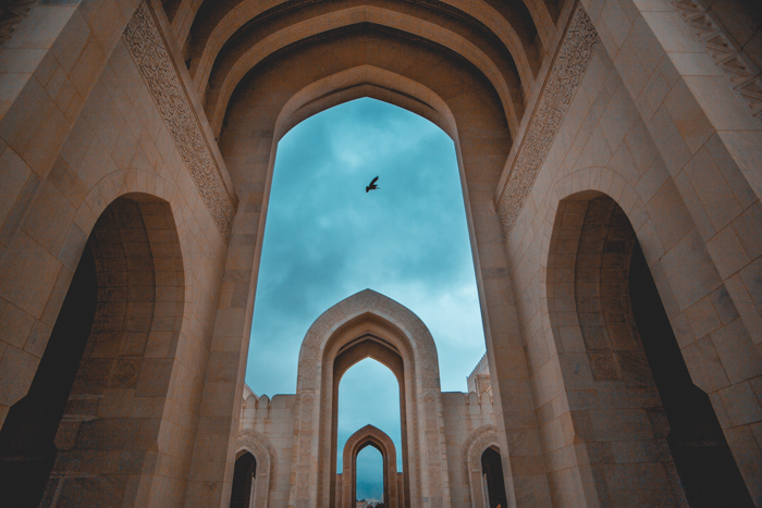 Bidikan malam Masjid Agung Sultan Qaboos di Oman - komposisi fotografi arsitektur