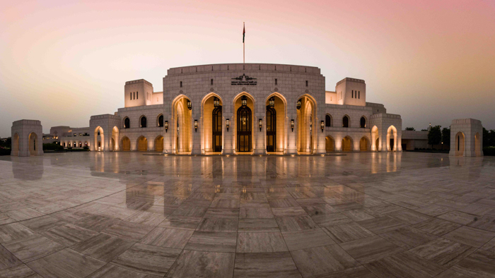 Panorama eksterior gedung Opera Kerajaan Muscat
