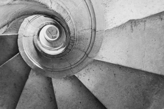 Foto em preto e branco de uma escada em espiral no castelo dos Cavaleiros Templários. Tomar, portugal