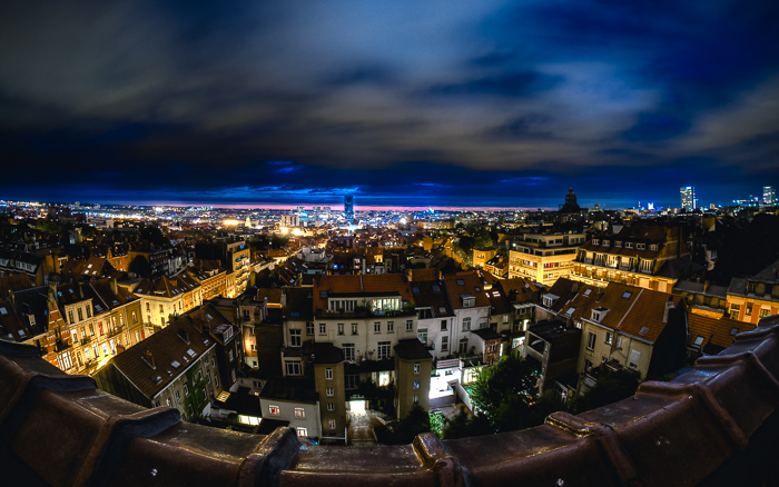 Toma en ángulo alto de un paisaje urbano por la noche