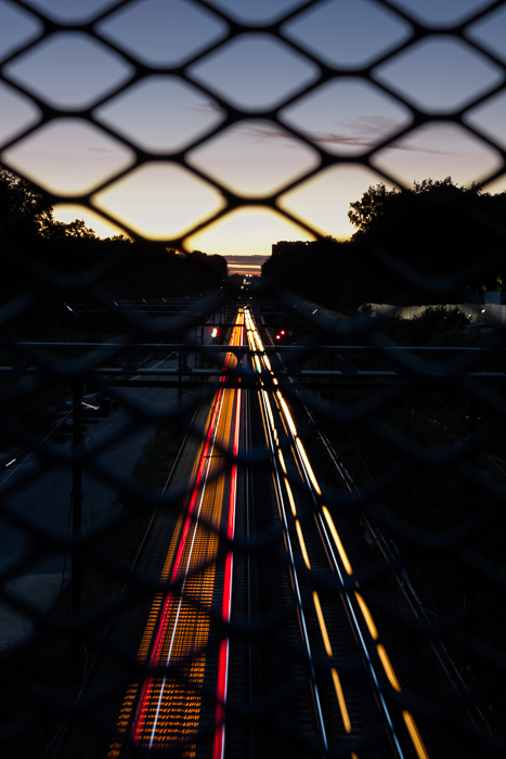 Un pont sur un chemin de fer dans la banlieue de Bruxelles. Bruxelles est visible au loin.