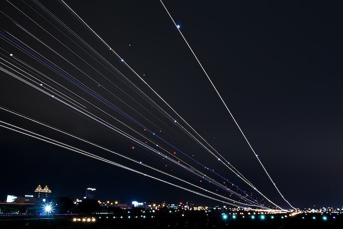 Rastros de luz de aviones de aterrizaje / despegue.