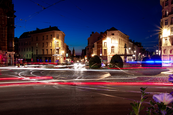 Scène urbaine avec de nombreux sentiers lumineux allant tous dans des directions différentes, ce qui rend une image déroutante.