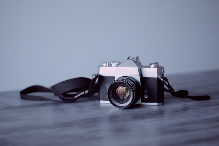 Un appareil photo posé sur une surface en bois - réglages manuels de l'appareil