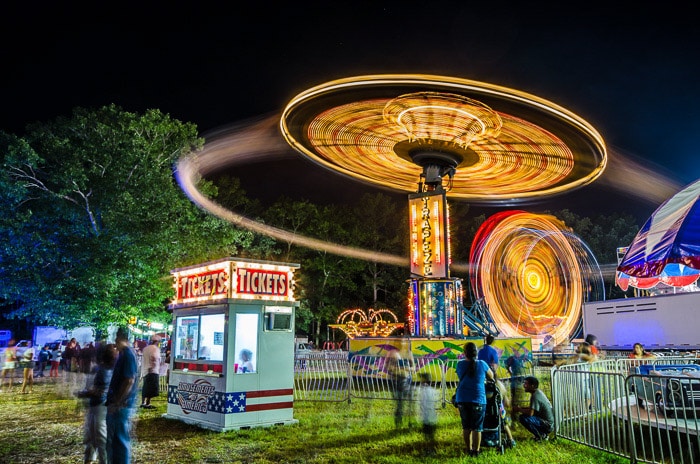 Un étonnant cliché de photographie de nuit d'un parc d'attractions démontrant l'utilisation de la vitesse d'obturation