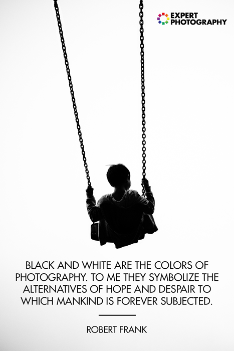 Uma foto da silhueta de uma criança em um balanço sobreposta com uma citação de foto em preto e branco de Robert Frank.