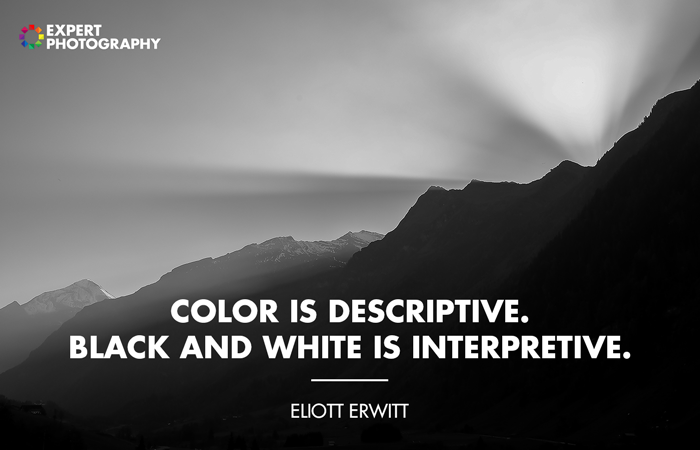 Foto atmosférica de uma paisagem montanhosa sobreposta por uma citação em preto e branco de Eliot Erwitt