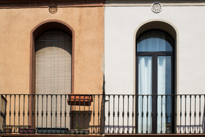 Zwei verschiedenfarbige Fensterbänke auf einem Balkon