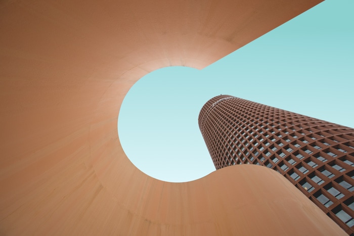 Cool architecture photo looking up through a sculptural elem mellett egy magas multi ablakos épület