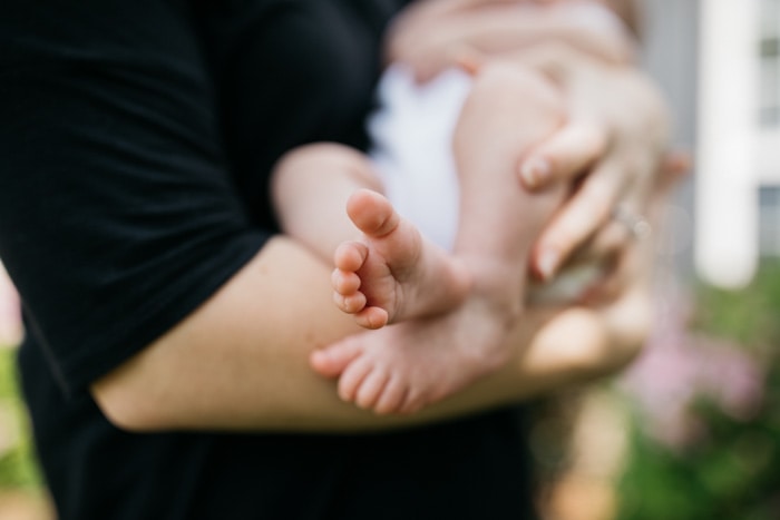Rozmazané zblízka fotografie muže holding a newborn baby