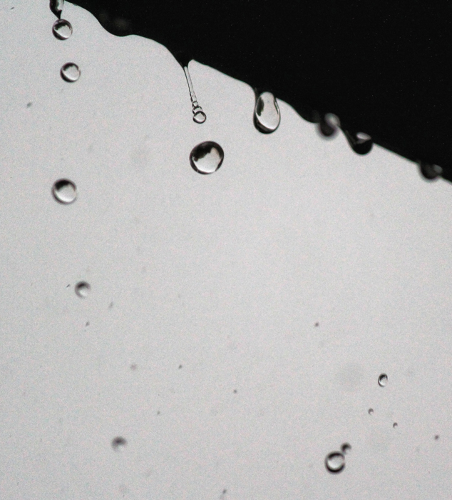 Foto de close-up mínimo de gotas de chuva caindo com alta velocidade do obturador