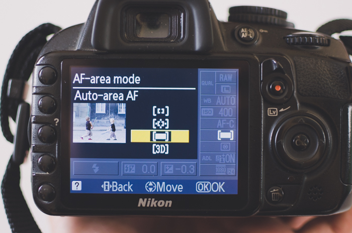 Lo schermo di una macchina fotografica Nikon DSLR che mostra le impostazioni della modalità AF-area