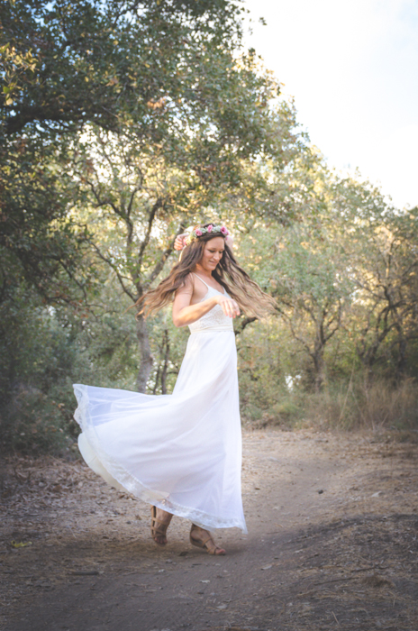 Una chica vestida de novia bailando en un bosque - aprende los ajustes de la cámara fotográfica