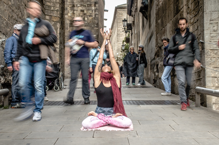 Uma rapariga numa pose de yoga no meio de uma rua movimentada - DSLR básico para iniciantes em fotografia