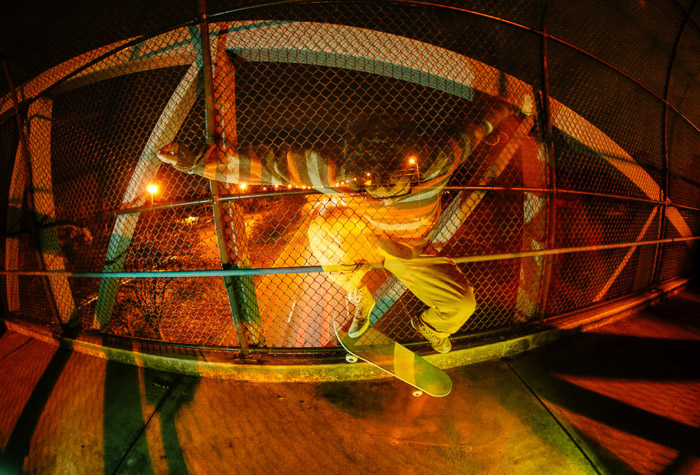 Photo atmosphérique d'un skateboarder prise à l'aide de la photographie au gel de couleur