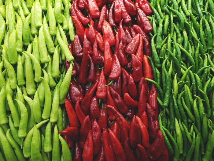 Contrasterende groene en rode paprika's