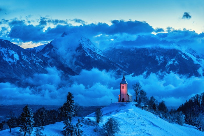 Una chiesa illuminata in montagna