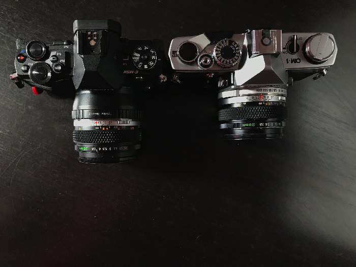 Top view comparison of a 28mm wide angle lens on the old OM-1 (right) and on the OM-D EM-5 Mk ii (left). 