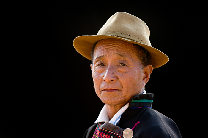 Verwendung eines Felgenlichts für eine leistungsstärkere Porträtfotografie Senior Akha Man