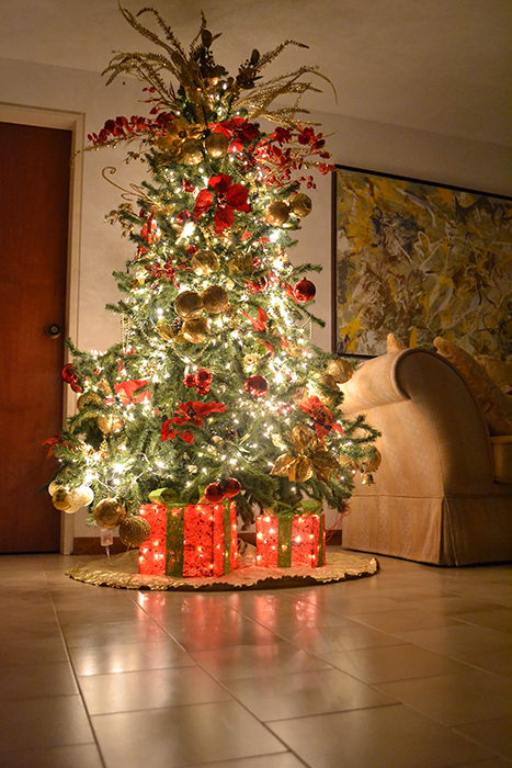 Uma foto de natal de uma árvore decorada