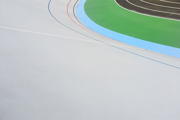 Uma fotografia abstracta minimalista de uma pista desportiva