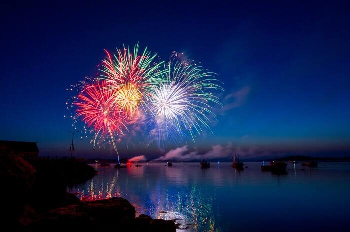 Foto de fogos de artifício coloridos sobre um rio