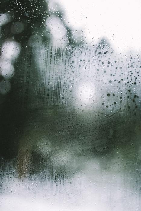 Abstrakti kuvio sateisessa ikkunassa - abstrakti maisemakuvaus