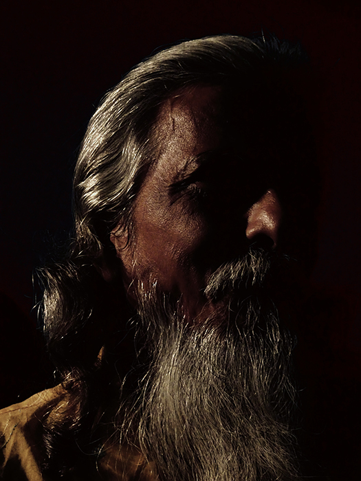  Atmosfærisk portrett av en mannlig modell skutt med chiaroscuro-belysning