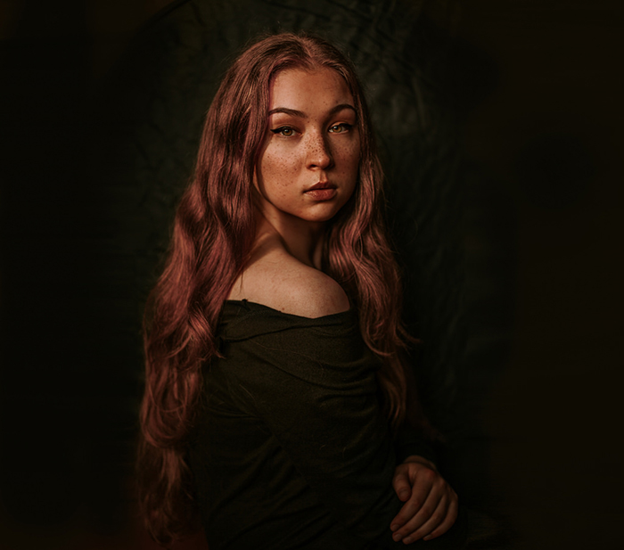  Atmosfærisk selvportrett av en kvinne med langt hår